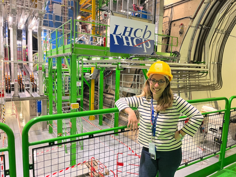 Yasmine Amhis devant le détecteur LHCb au CERN