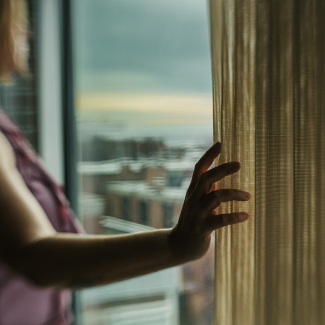personne regardant par la fenêtre ©Regina - adobe-stock.com