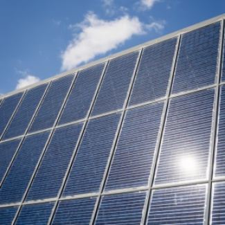 Image de panneau photovoltaique avec ciel derrière