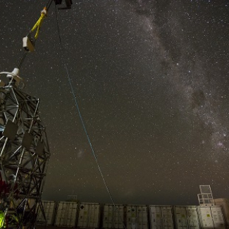 L’expérience PILOT sous le ciel australien, lors de tests nocturnes du senseur stellaire Estadius. L’instrument PILOT observera certaines des régions de la Voie Lactée.