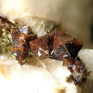 pyrochlores: matériau en forme de cristal brun