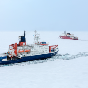 Rencontre des brise-glaces FS Polarstern et USCGC Healy au Pôle Nord, le 7 septembre 2015