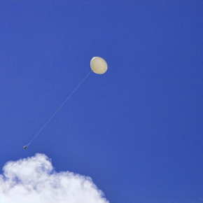 Image lointaine du ballon dans le ciel