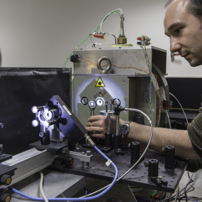 Banc magnéto-optique effet Faraday utilisé pour la caractérisation magnétique d'échantillons.