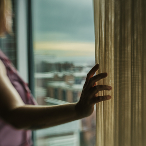 personne regardant par la fenêtre ©Regina - adobe-stock.com