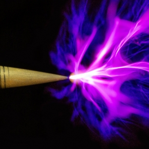 Lumière d'une plasma violet